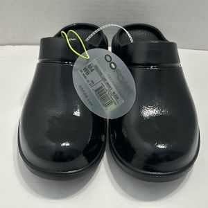 OOFOS shiny black recovery clogs.